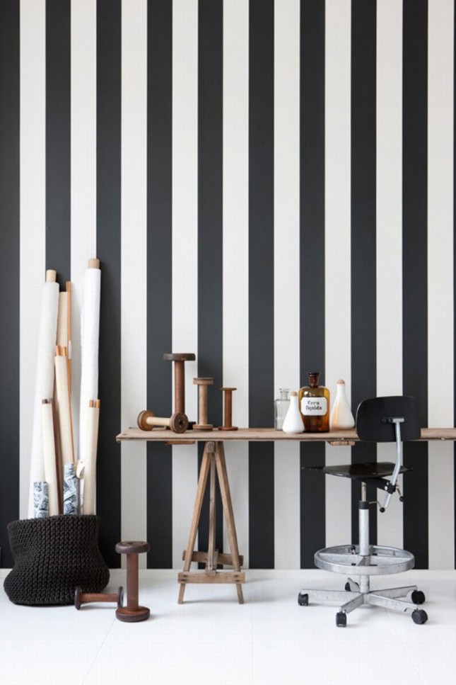 black-and-white-stripes-for-removing-wallpaper-decor-645x967