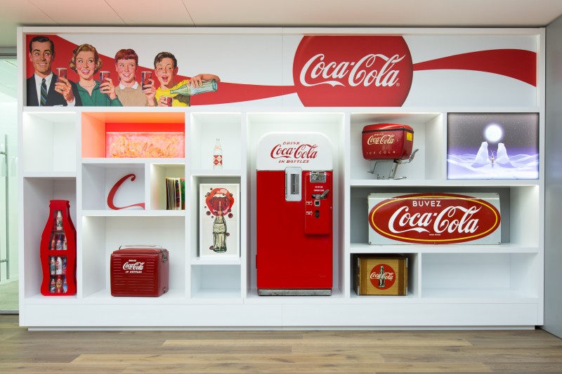 A côté de la salle musique, un mur expose la mémoire de Coca-Cola au travers d’objets collector.