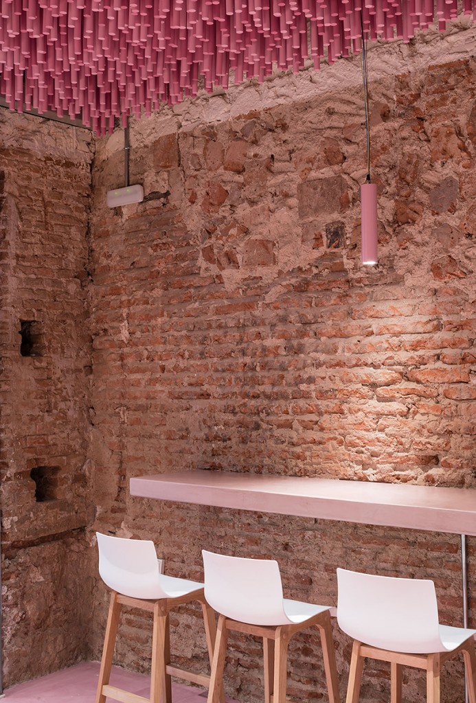 ideo-arquitectura-madrid-bakery-art-installation-strawberry-sticks-designboom-02