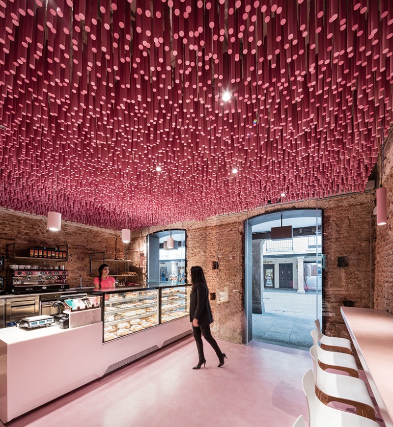 ideo-arquitectura-madrid-bakery-art-installation-strawberry-sticks-designboom-05v