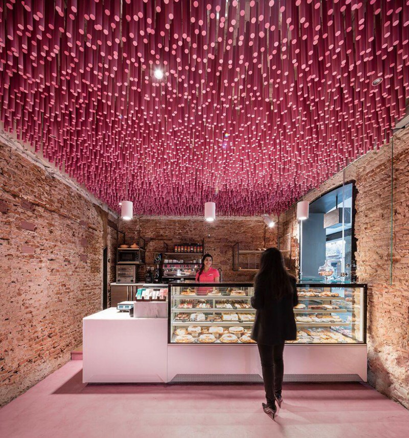 ideo-arquitectura-madrid-bakery-art-installation-strawberry-sticks-designboom-08