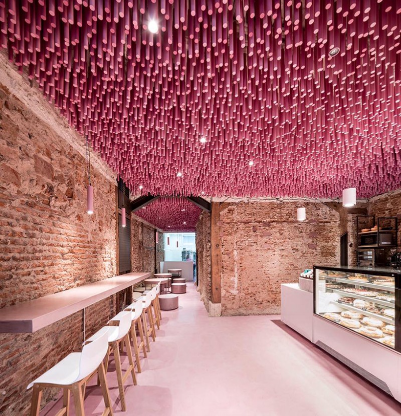 ideo-arquitectura-madrid-bakery-art-installation-strawberry-sticks-designboom-09