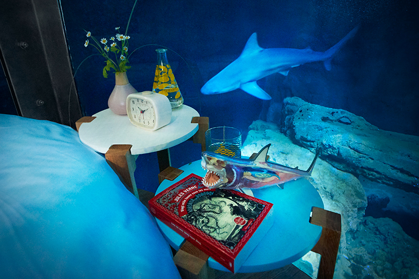 airbnb-ubi-bene-paris-aquarium-shark-suite-designboom-07