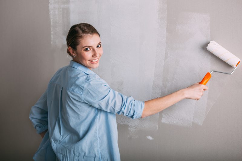 Dziewczyna malująca ścianę farbą ceramiczną